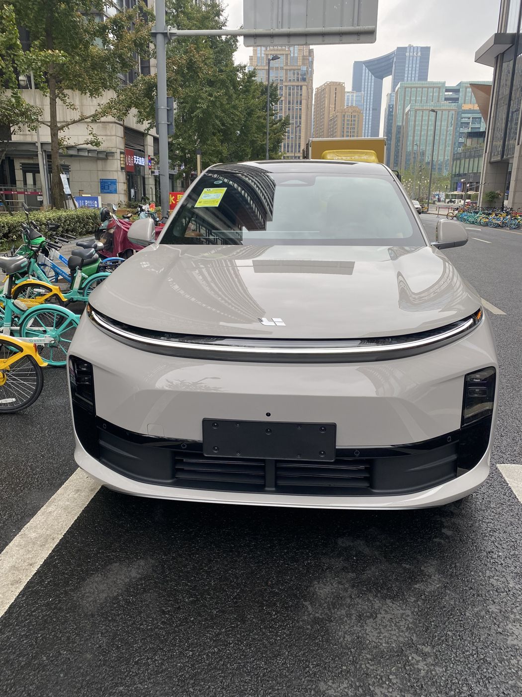 j9九游 MEGA 高压纯电 MPV